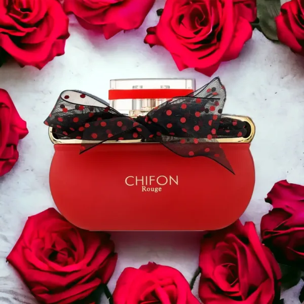 “Parfum Chiffon Rouge entouré de roses rouges.”